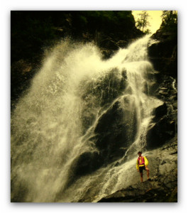 Werner Goller vor Wasserfall